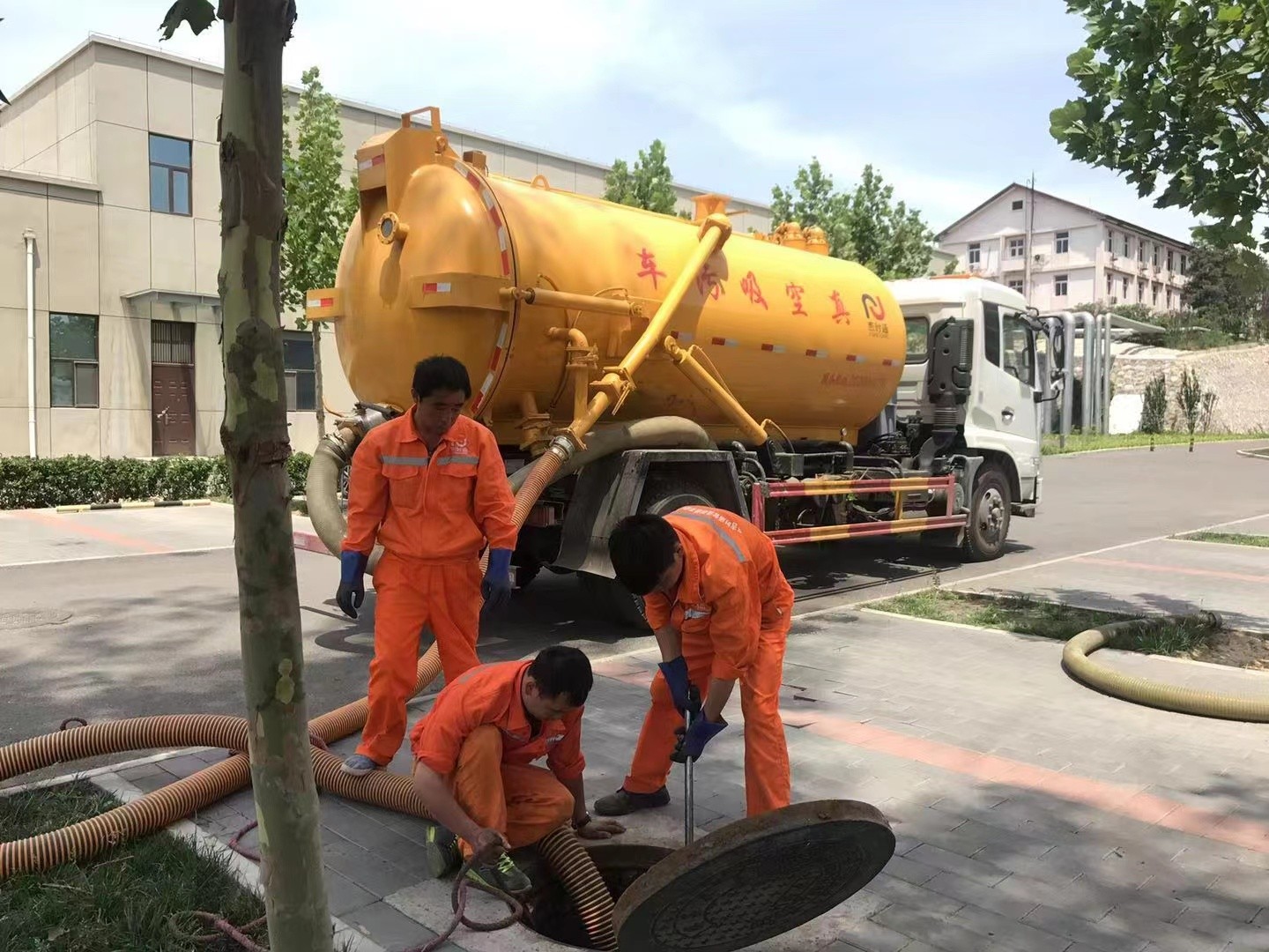 安乡管道疏通车停在窨井附近