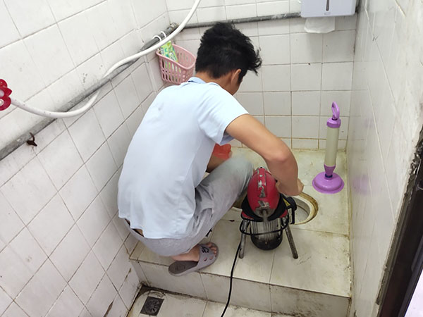 安乡肥皂掉到马桶里把马桶堵住了怎么办？马桶堵住了怎么办